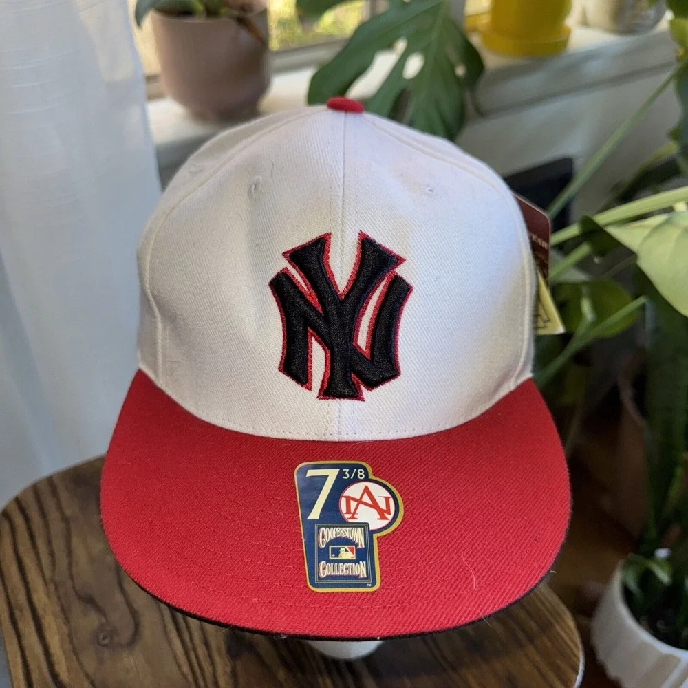 New York Yankees White/ Red Baseball Hat Size‎ 7 3/8